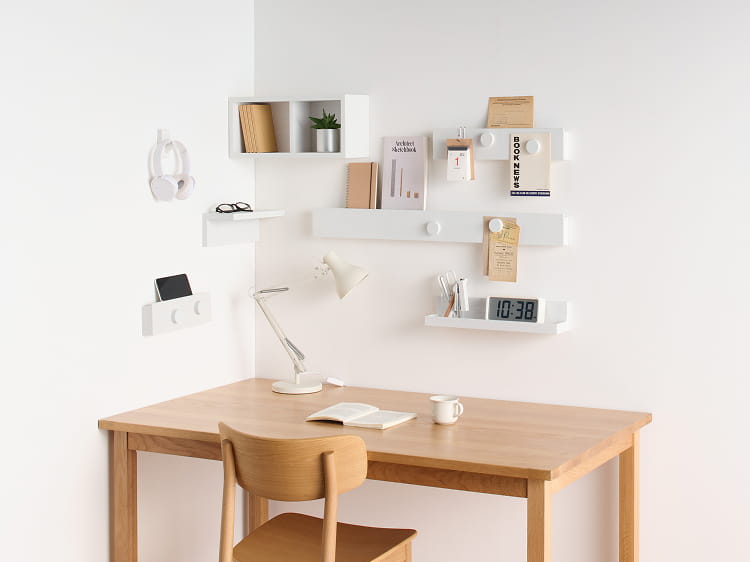 壁に付けられる家具長押を他のシリーズ商品と一緒にデスク周りで使う様子。