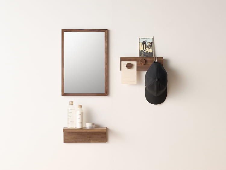 壁に付けられる家具長押を鏡や棚と組み合わせてドレッサーとして使う様子。