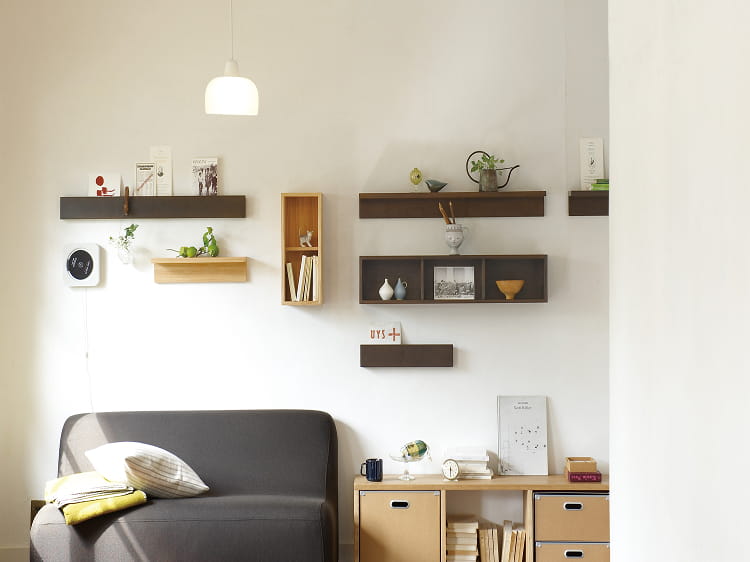 壁に付けられる家具長押を他のシリーズ商品と組み合わせてリビングで使う様子。