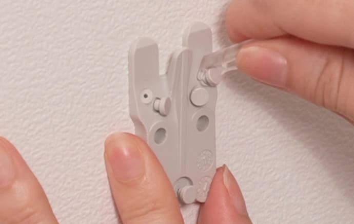 脱着工具でピンを引き抜く様子