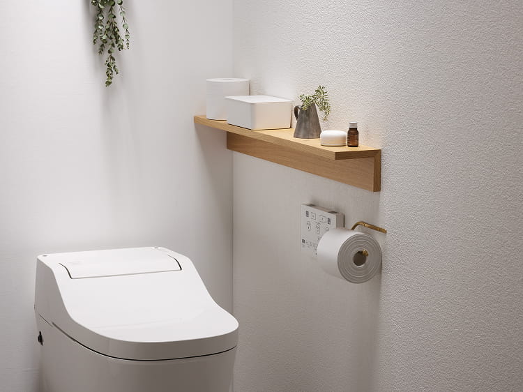 壁に付けられる家具棚をトイレの小物置き場として使う様子。