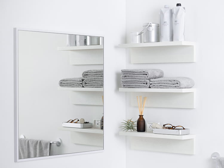 壁に付けられる家具棚を洗面所でタオル置き場などで使う様子。