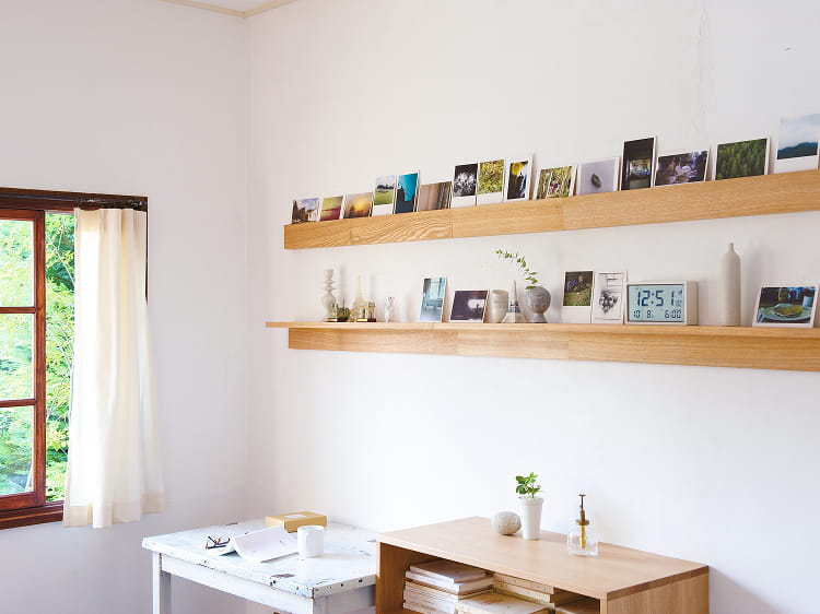 壁に付けられる家具棚に花瓶などを置いてディスプレイをする様子。