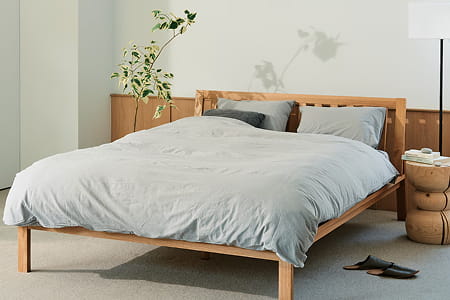 もたれかかれる木製ベッド