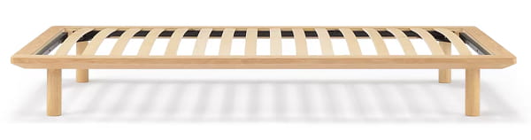 オークカラーの木製ベッドフレーム