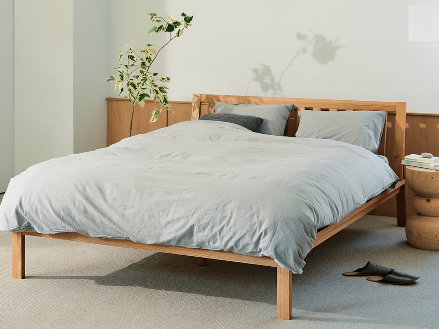 もたれかかれる木製ベッドの使用イメージ1