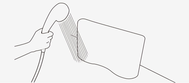 まくらの中材にシャワーをあてる図