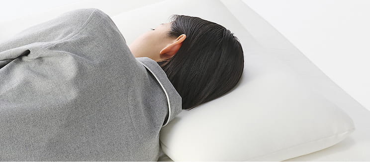 横向きで寝そべる画像