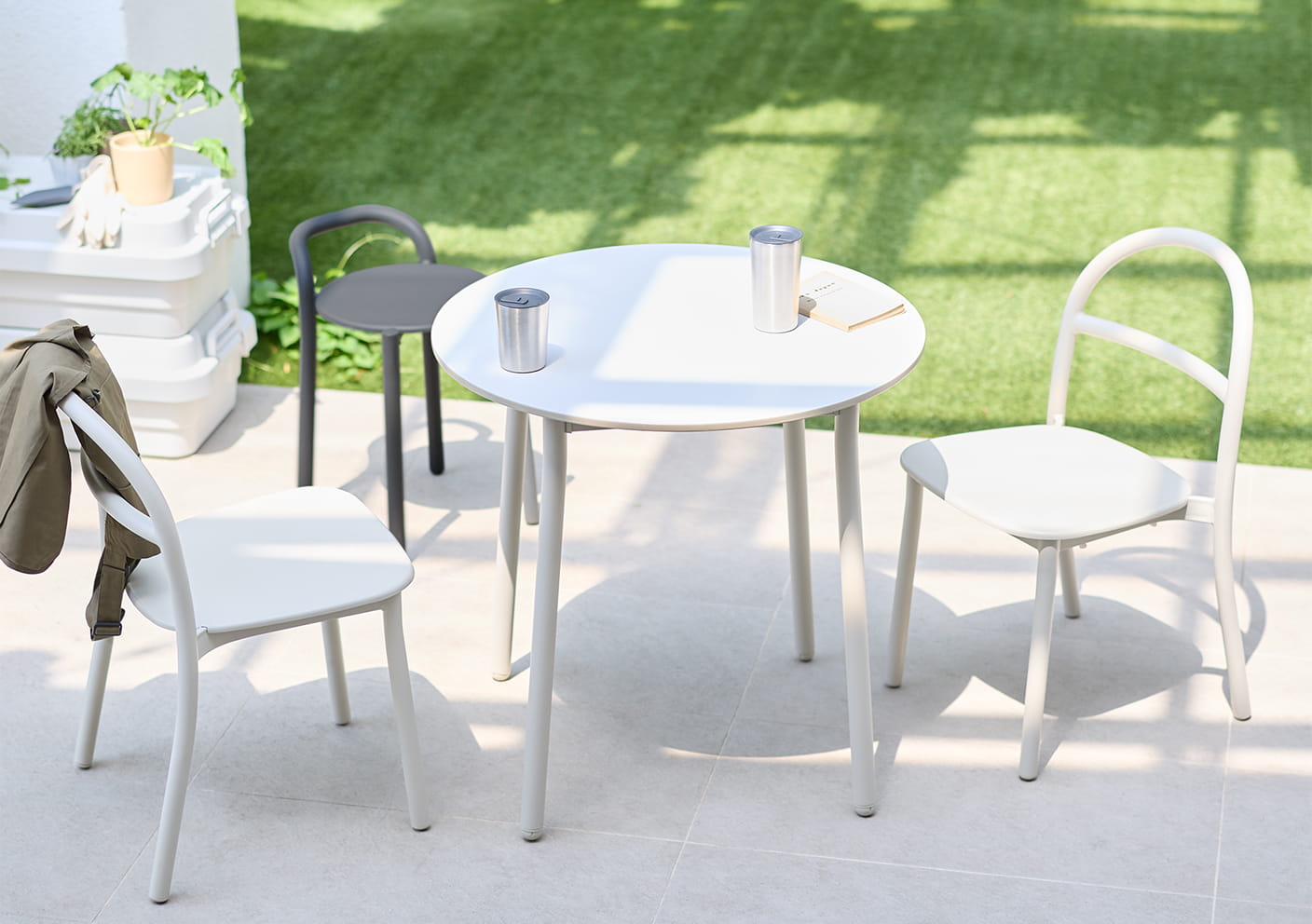 中でも外でもつかえるアルミ脚テーブルイメージ