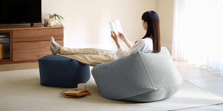 体にフィットするソファを2個並べて使う姿