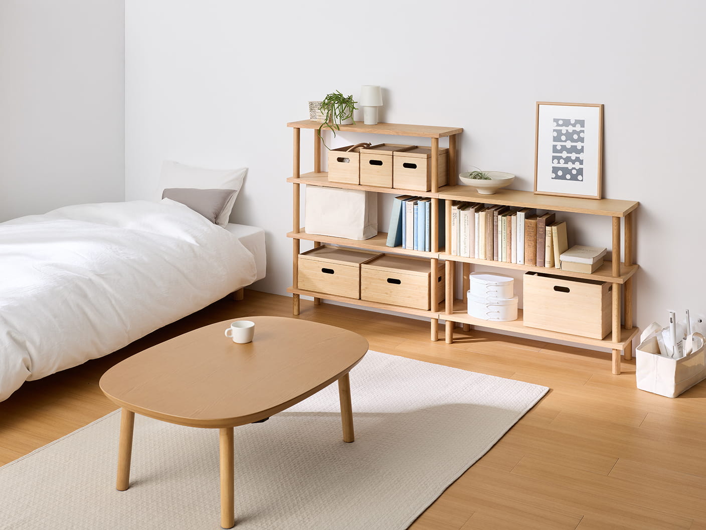 手軽に組み立てられる木製シェルフの使用イメージ