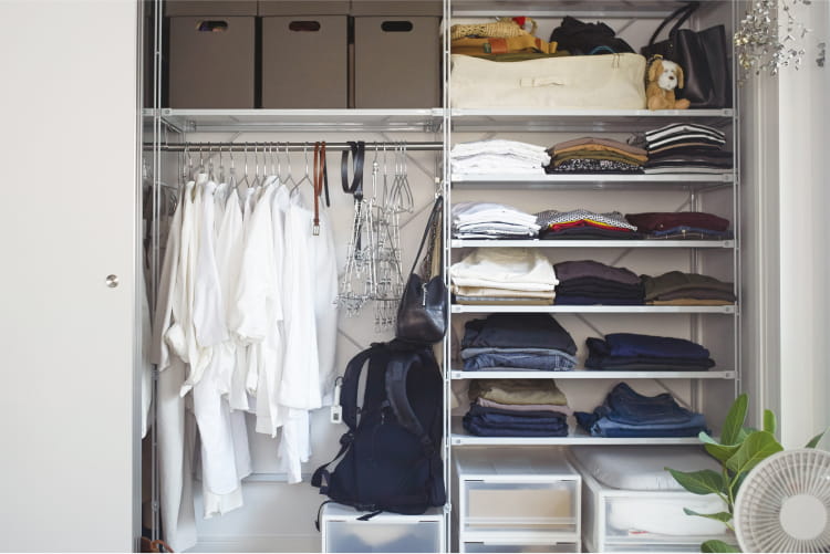 アルミ洗濯用ハンガーやポリプロピレン　クローゼットケース　中を使用した収納のイメージ