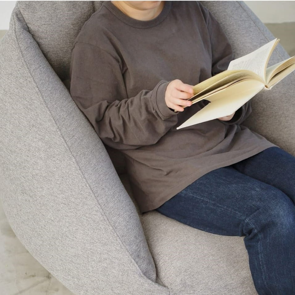 「空気でできたソファ グレー」に座って本を読むイメージ