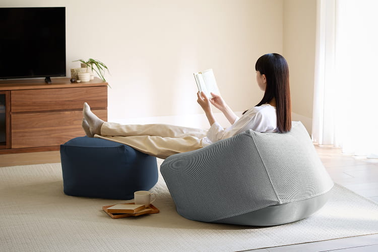 体にフィットするソファ　セット　ポリエステル平織でくつろいでいる人のイメージ