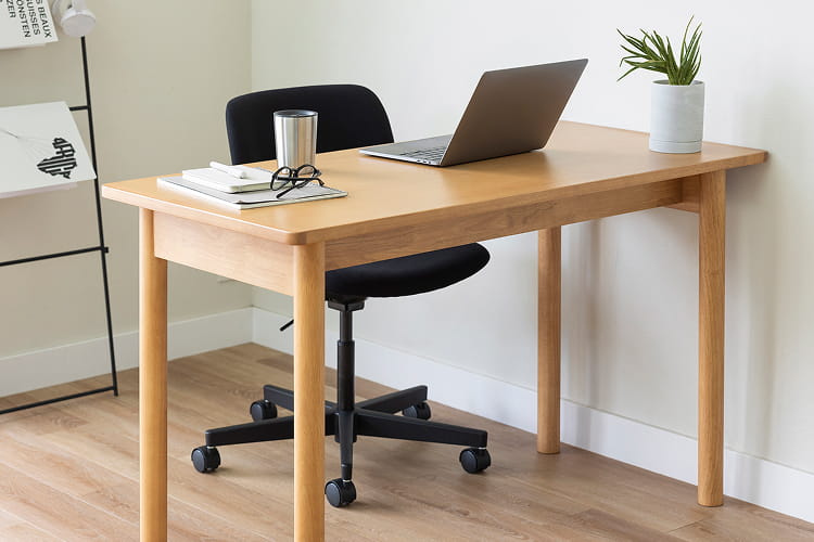 木製テーブル　１２０×５５ｃｍを使用したデスク環境のイメージ