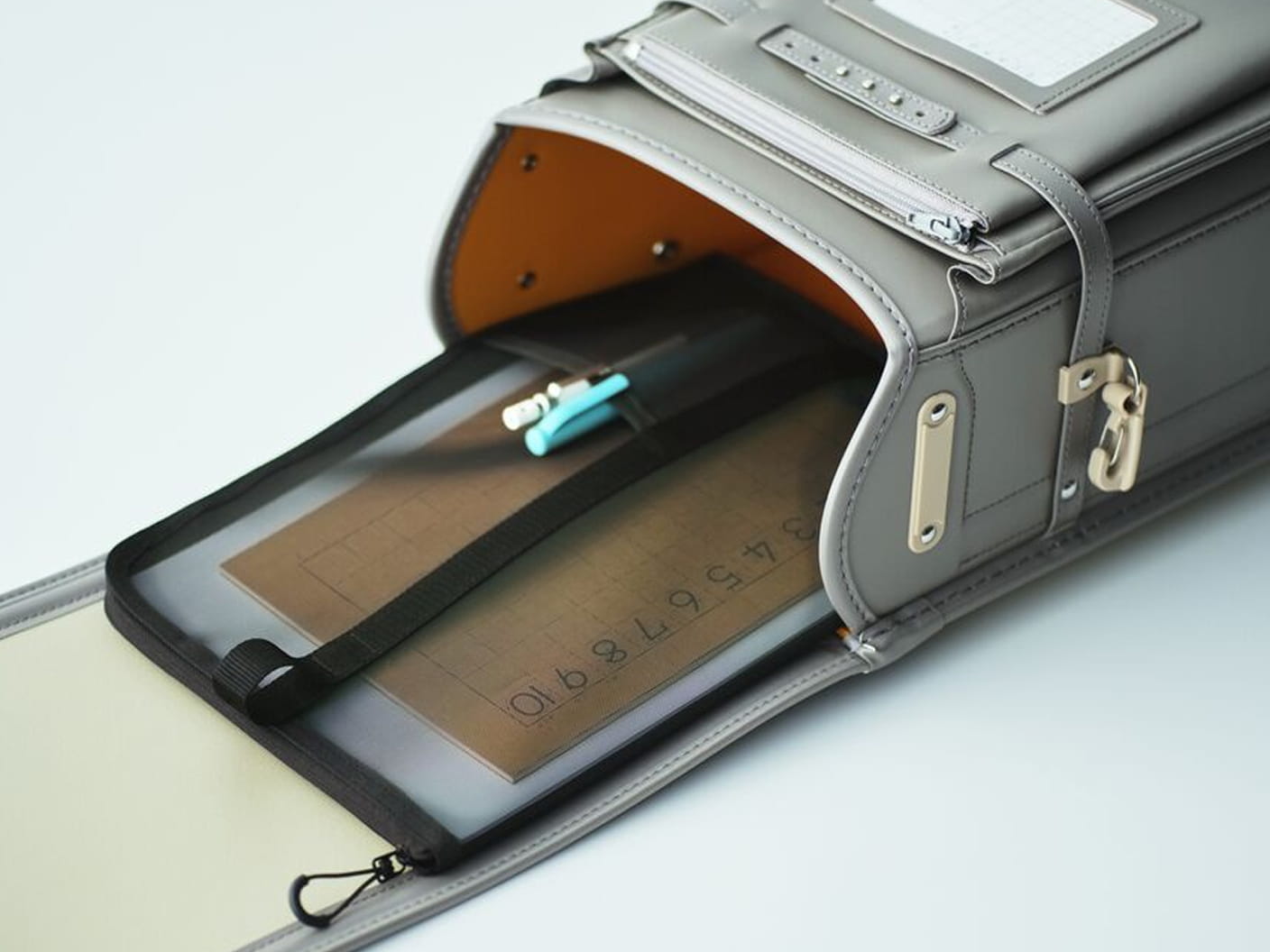 ナイロンメッシュ　縦型書類ケース・仕切り付