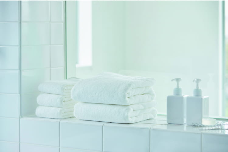お風呂場の脇にふっくらパイルバスタオルが積まれているイメージ