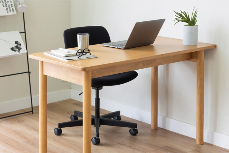 木製テーブル　１２０×５５ｃｍを使用したデスク環境のイメージ