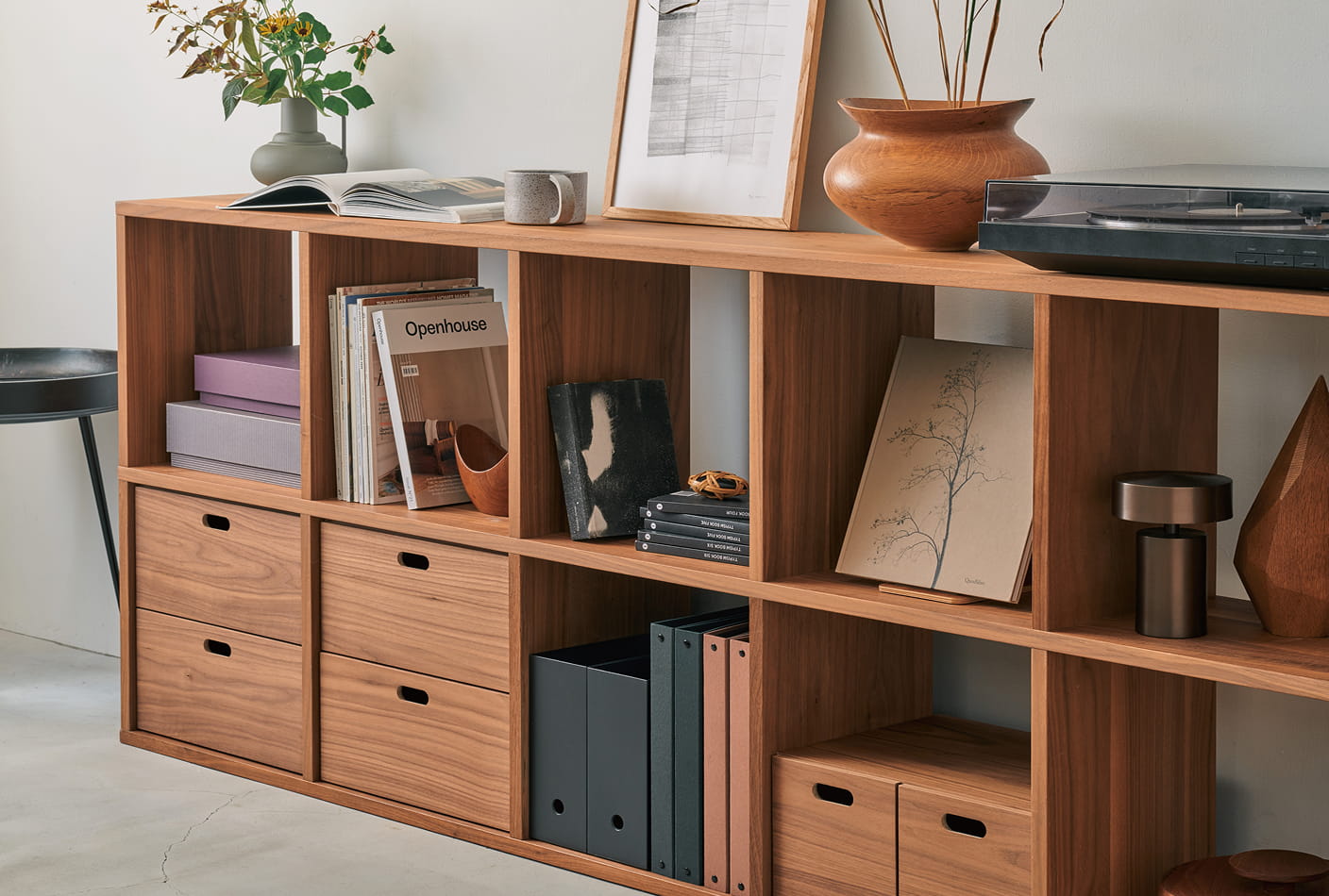 スタッキングシェルフ5段2列を横置きで使う様子。