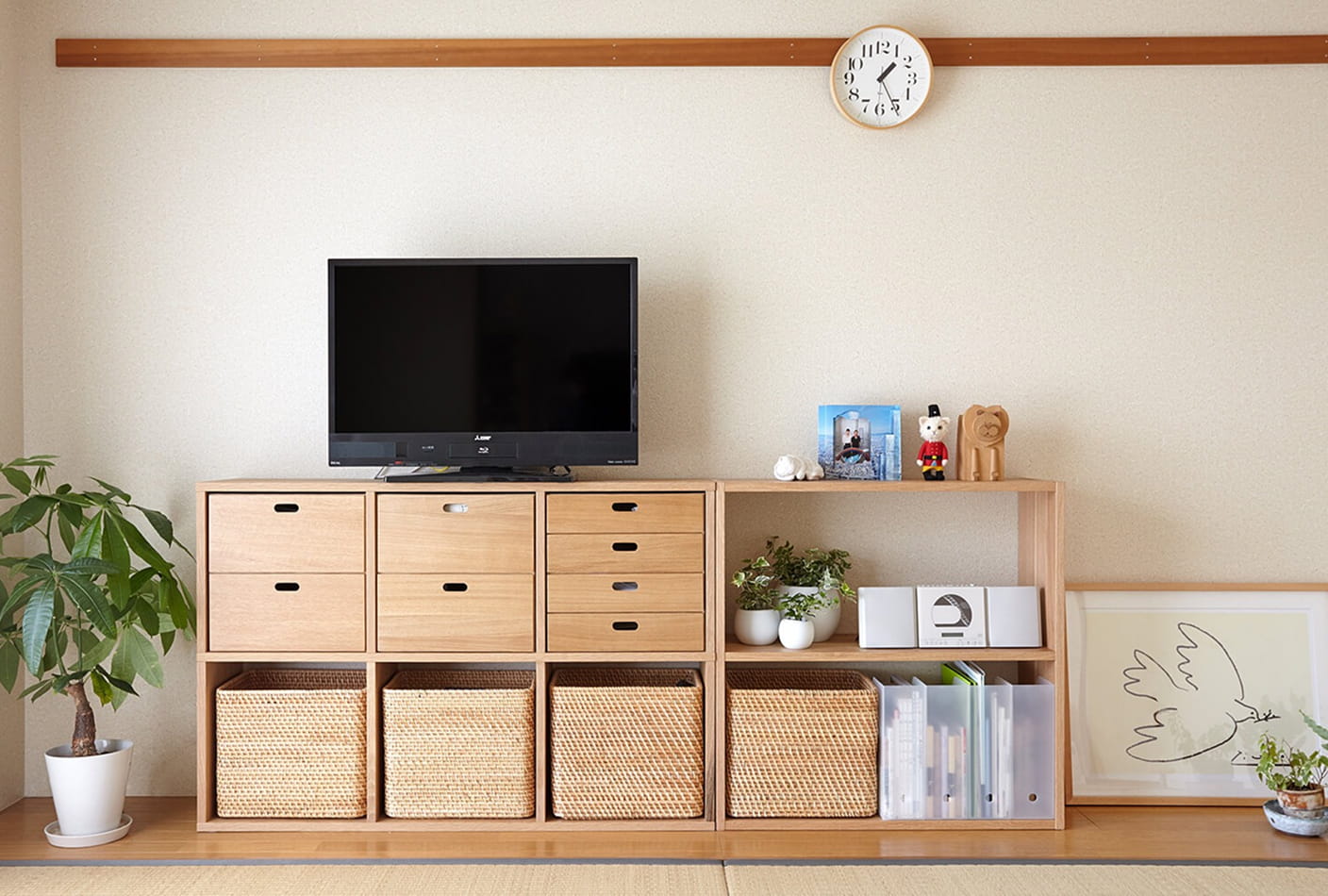 スタッキングシェルフをテレビ台として使う様子。