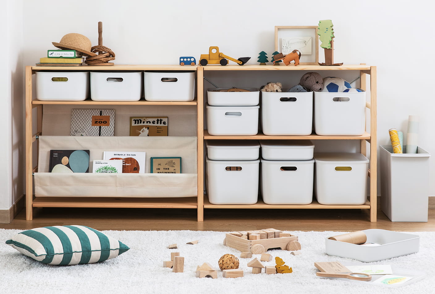 パイン材ユニットシェルフを子供部屋で使う様子。