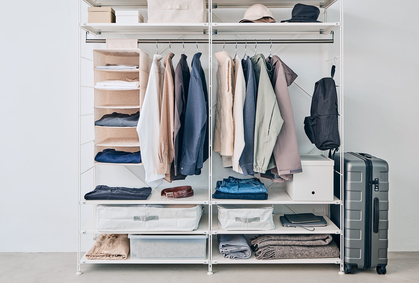 スチールユニットシェルフのワードローブセットを使う様子。