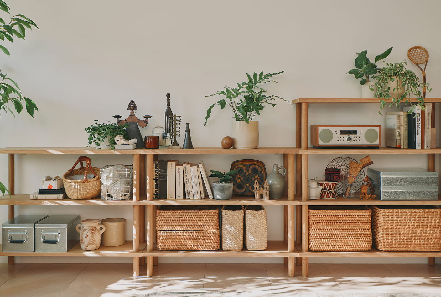 手軽に組み立てられる木製シェルフをリビングで使う様子。