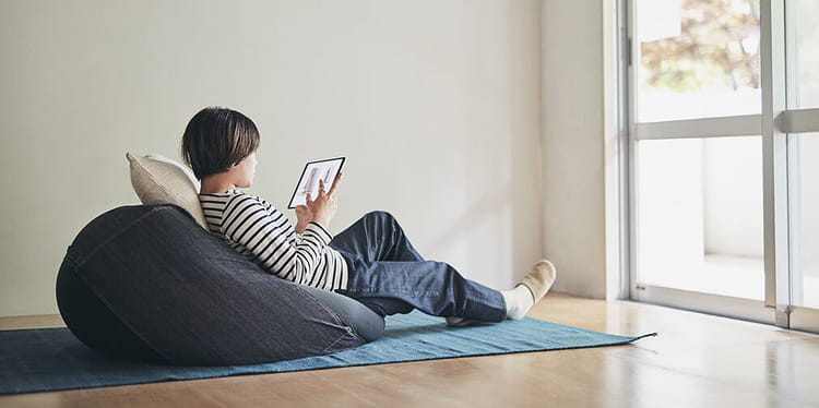 体にフィットするソファのイメージ画像