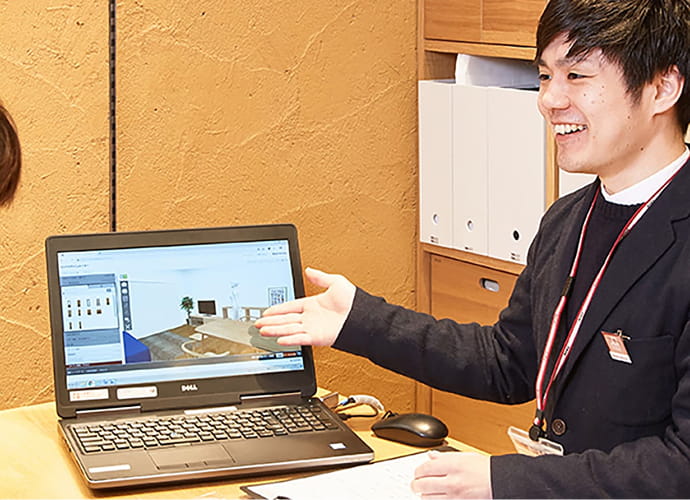 アドバイザーに相談している様子の写真