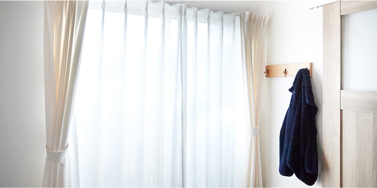 綿洗いざらし平織プリーツカーテン/生成が、お部屋で使われている様子。