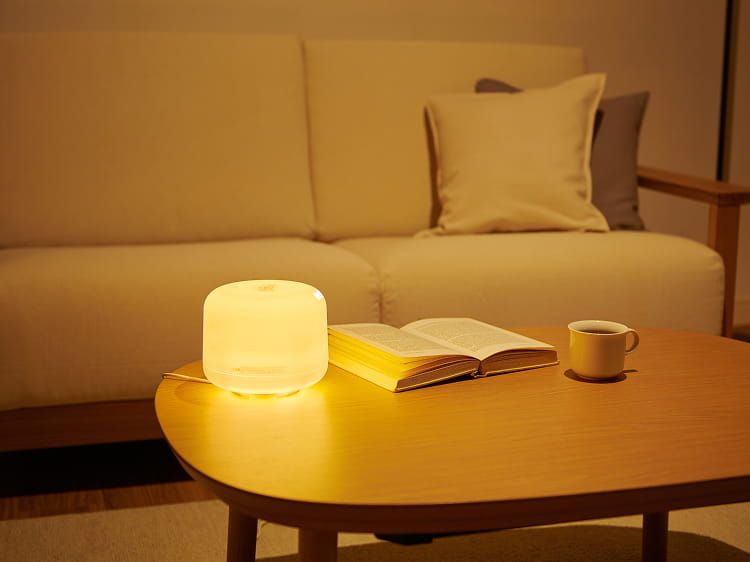 ローテーブル上の小さな照明の画像
