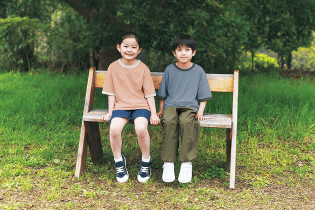 太番手クルーネック五分袖Ｔシャツと乾きやすいＵＶカットハーフパンツを着用した男の子と女の子の画像