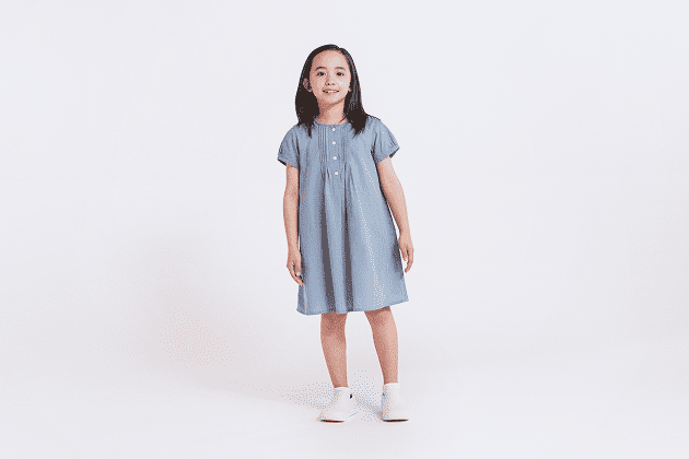 涼感サッカーフレンチスリーブワンピースを着用した女の子画像