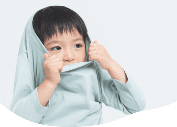 男の子があたまするっと　綿天竺編みクルーネック長袖Ｔシャツをひとりでお着替えするイメージ