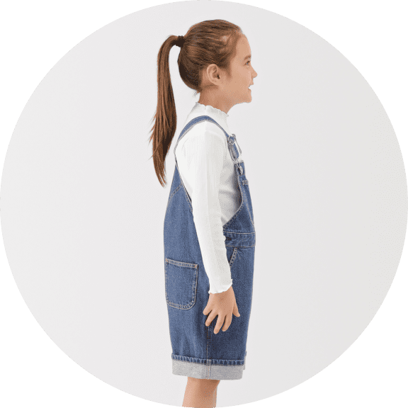 木の実から作ったカポック混デニムオーバーオールの着用イメージ