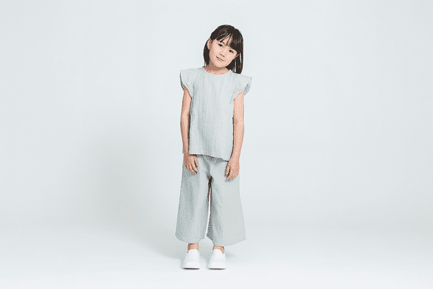 楊柳ガーゼフリルスリーブブラウスと七分丈ワイドパンツを着用した女の子画像