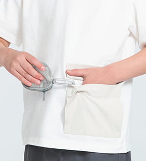 ポケットの内側についたループにナイロンメッシュ　コンパクトポーチを付けたイメージ