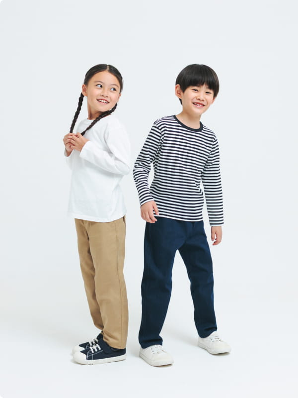 洗いざらしチノ／ストレッチデニム調ルーズフィットパンツのLOOKイメージ