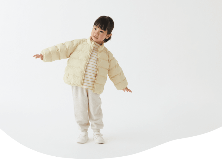 アウターを着た女の子がポーズをとるイメージ