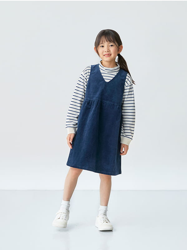 ストレッチコーデュロイVネックワンピース着用イメージ画像