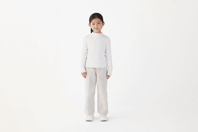 透かし柄モックネック長袖Ｔシャツを着用した女の子画像