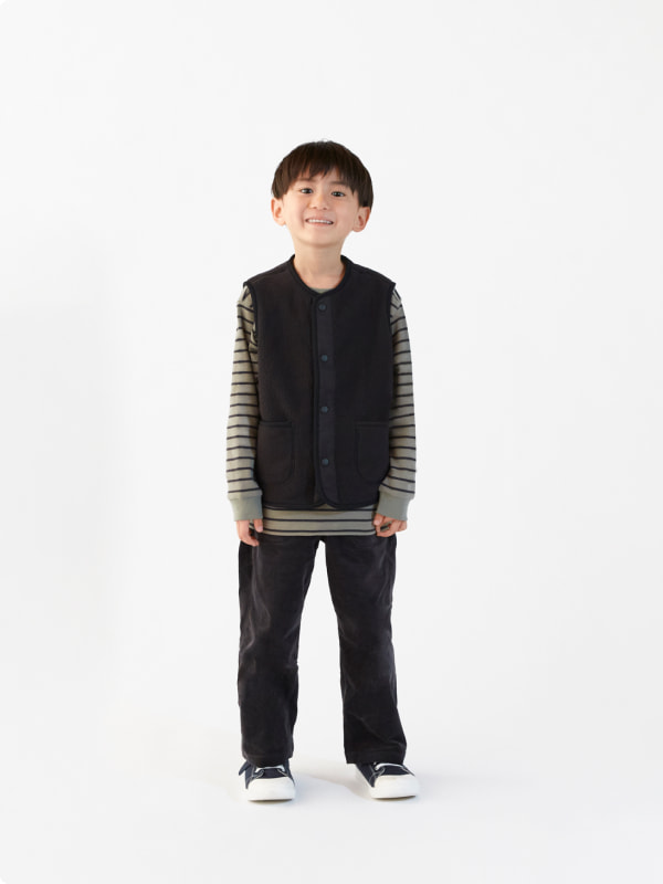 素材に還るフリースベストのLOOKイメージ