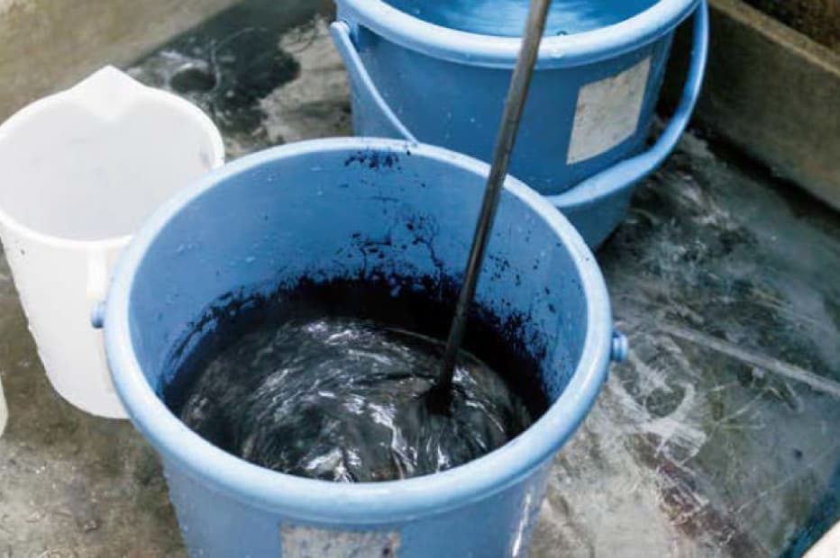 染料の調合の様子