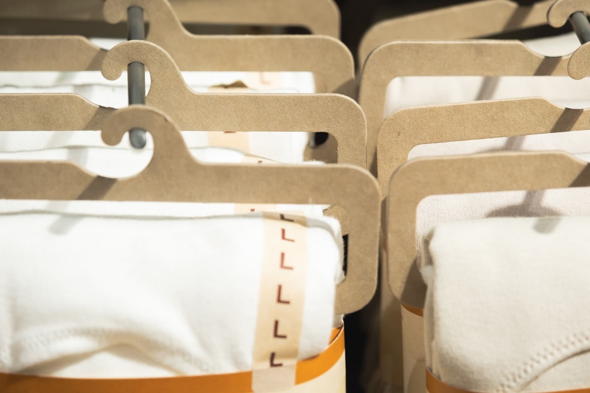 紙製ハンガーにかけられた無印良品の商品