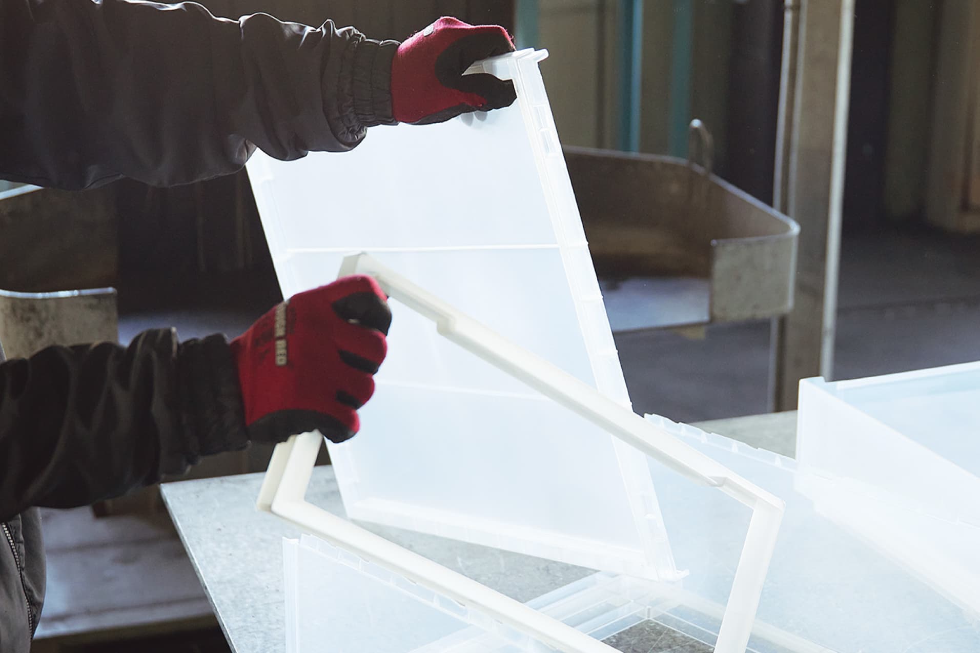 手作業で分解される無印良品のプラスチック収納