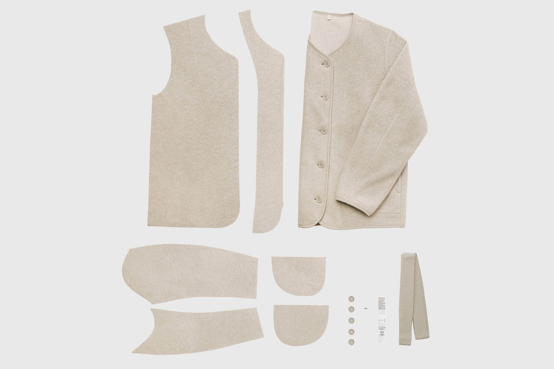 リサイクルのため分解された衣服