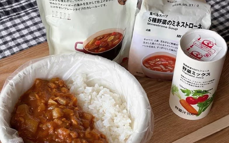 ミネストローネと野菜ジュースの辛くないカレーのイメージ