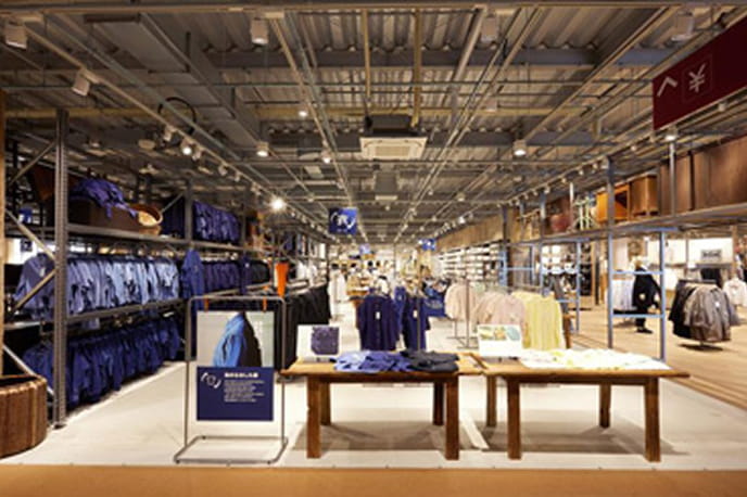 衣服のリユース品販売エリアの写真