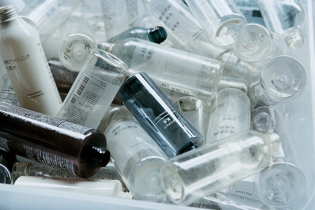 回収したスキンケアPETボトルの写真
