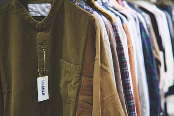 販売されている衣服のリユース品の写真